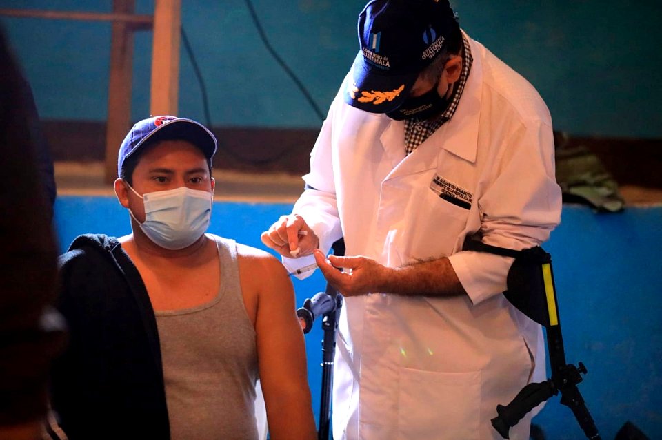 Presidente apoyando la vacunación en Mártires del Pueblo, Villa Nueva (51424936112)