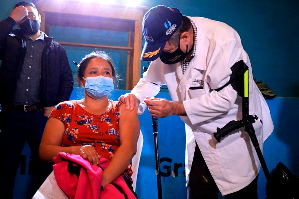 Presidente apoyando la vacunación en Mártires del Pueblo, Villa Nueva (51425930638)