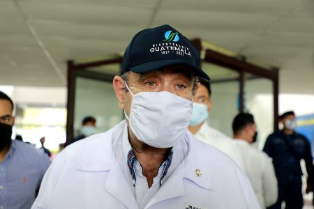Presidente Giammattei supervisa vacunación 20211022105451 AGM1365 (51619130471)