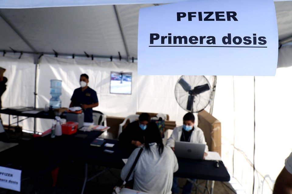 Primera dosis PFIZER Plaza Central 0010 (51391246624)