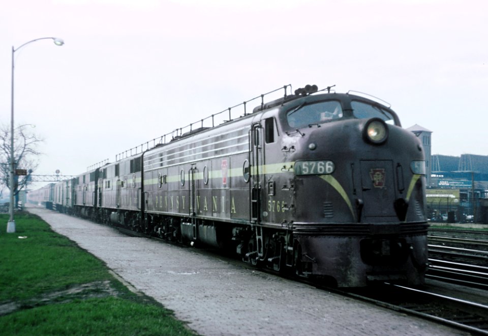 PRR E8A 5766 with WB the Manhatten Limited and the Golden Triangle at Englewood Union Station (Chicago, IL) on April 21, 1965 (37666520842)