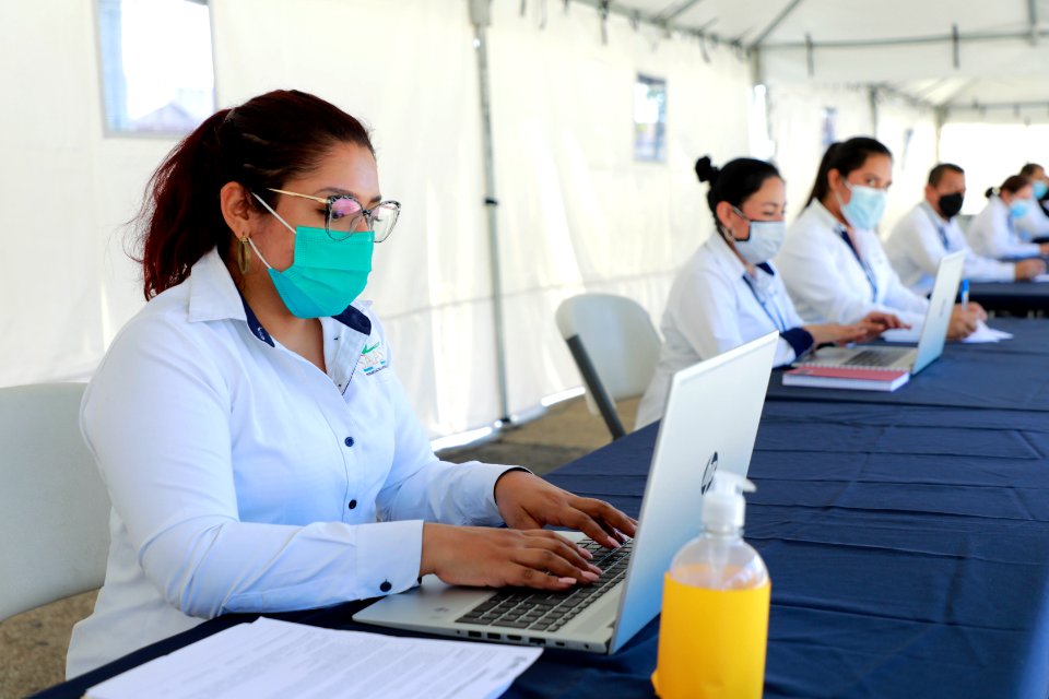 PUESTO VACUNACION PLAZA CENTRAL 0009 (51388817376)