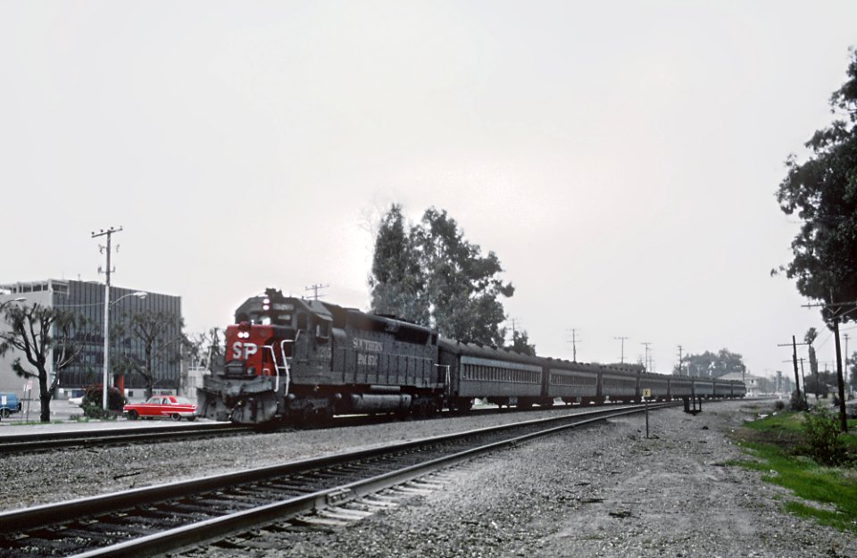 Roger Puta's slides of two Southern Pacific trains in Millbrae, CA in January 1985. (30930152551)