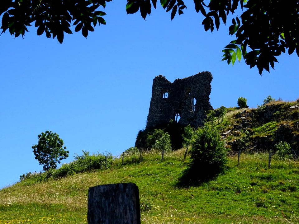 Ruines du château d'Apchon, Cantal