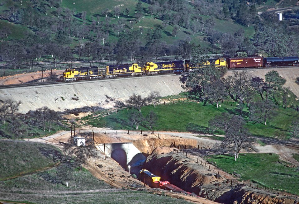 Santa Fe in the Tehachapi Mountains in March 1980 -- 5 Photographs (31195142951)
