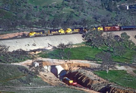 Santa Fe in the Tehachapi Mountains in March 1980 -- 5 Photographs (31195142951)