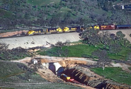 Santa Fe in the Tehachapi Mountains in March 1980 -- 5 Photographs (31195142951) photo