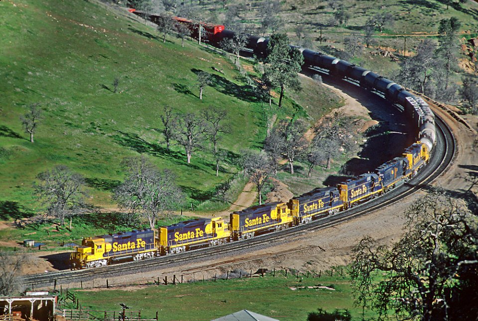 Santa Fe in the Tehachapi Mountains in March 1980 -- 5 Photographs (31165973252)