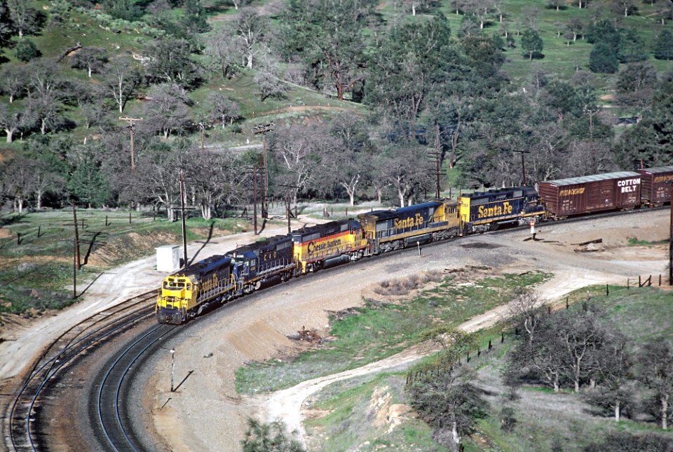 Santa Fe in the Tehachapi Mountains in March 1980 -- 5 Photographs (31165966232)