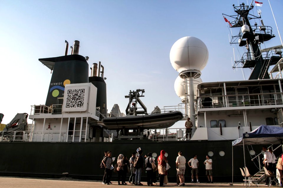Schmidt Ocean Institute’s Research Vessel Falkor Studies Indonesian Seabed Floor (19082174836)