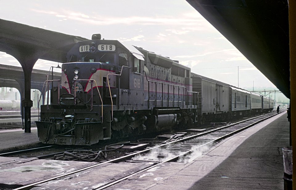 SCL SDP35 618 with Train 34, the Silver Comet at Birmingham, AL on February 1968. I'm not sure this is Roger's slide or if he traded for it. (25507447982)