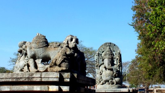 Sculpture at Hoysaleswara Temple (51057096821)