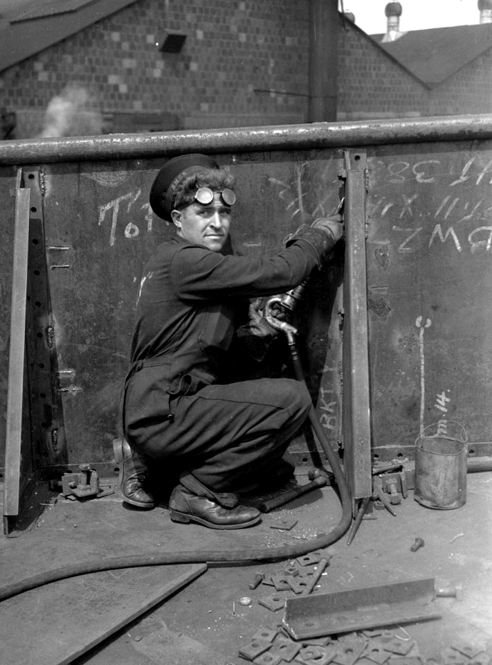 Shipbuilder at work (19724901964)