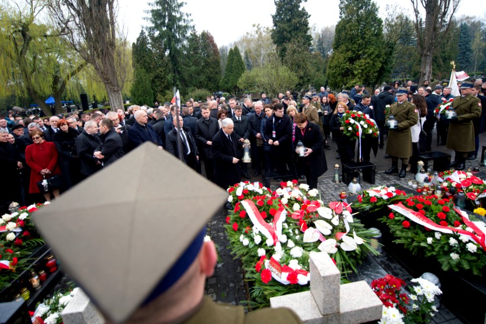 Składanie wieńców i zniczy przez Jarosława Kaczyńskiego i Beatę Szydło na grobach Ofiar Smoleńska Powązki