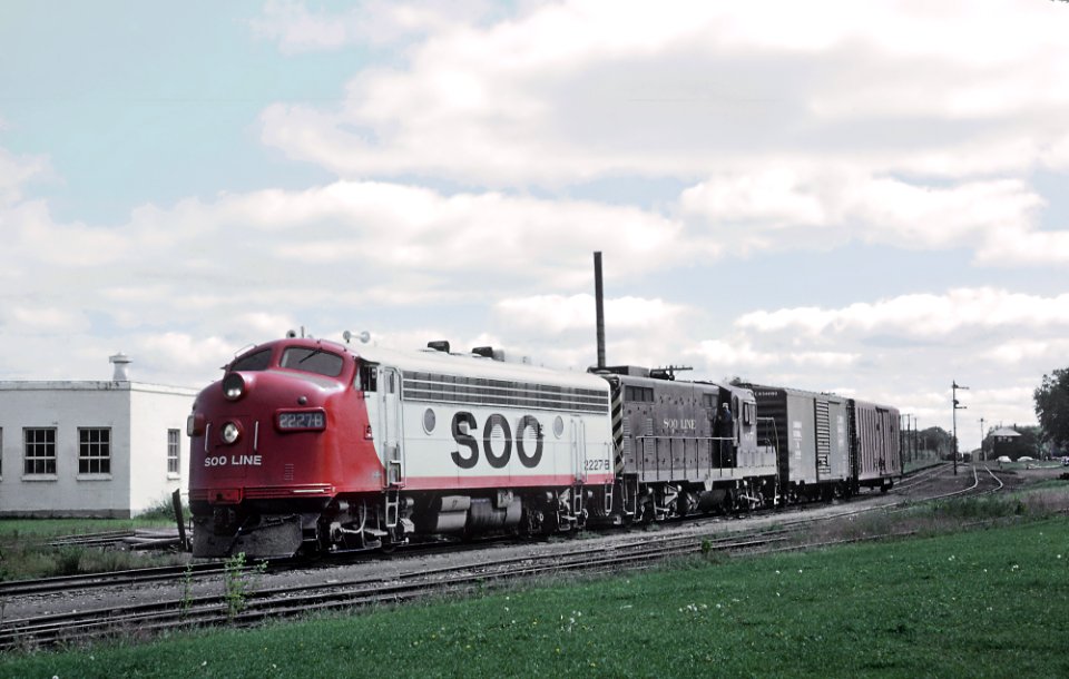 SOO F7A 2227B in Shawano, WI looking southeast from Center St toward the CNW interlocking in October 1964 (34477769695)