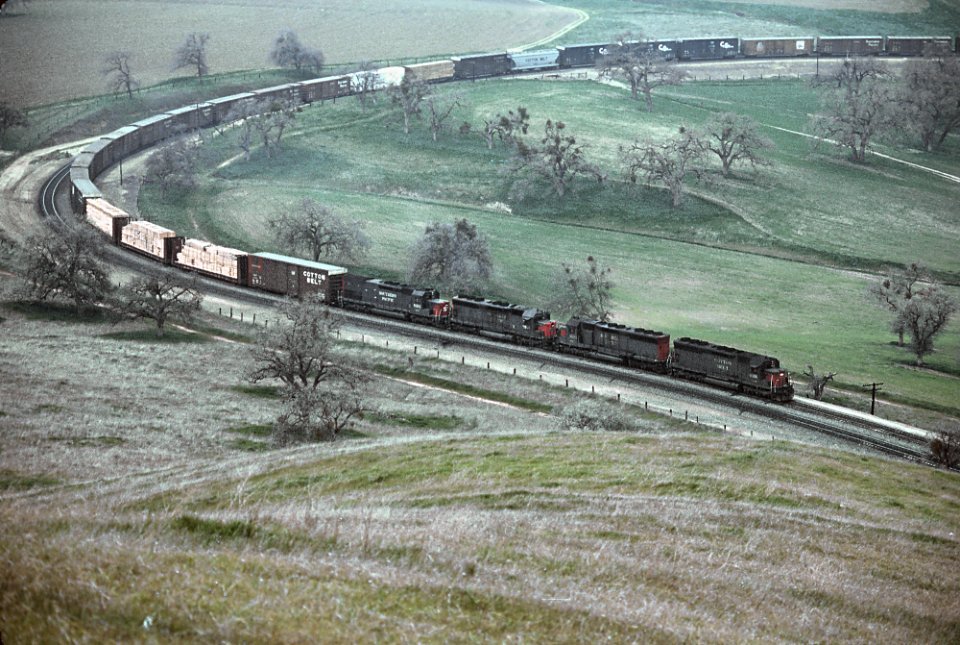 Southern Pacific 9066 in the Tehachapis between Caliente and Bealville, CA in March 1985 (30931243931)