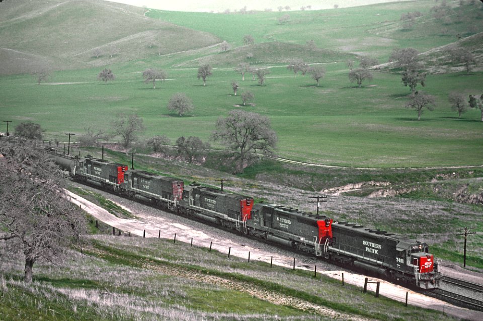 Southern Pacific 7491 in the Tehachapis between Caliente and Bealville, CA in March 1985 R38 (31009589216)