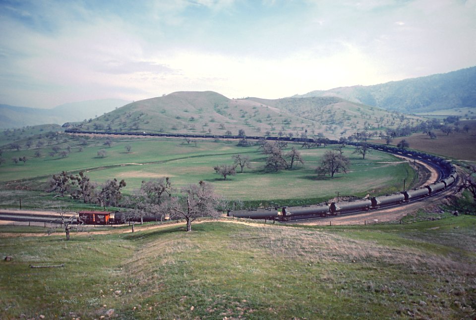 Southern Pacific caboose in the Tehachapis between Caliente and Bealville, CA in March 1985 (30903096342)