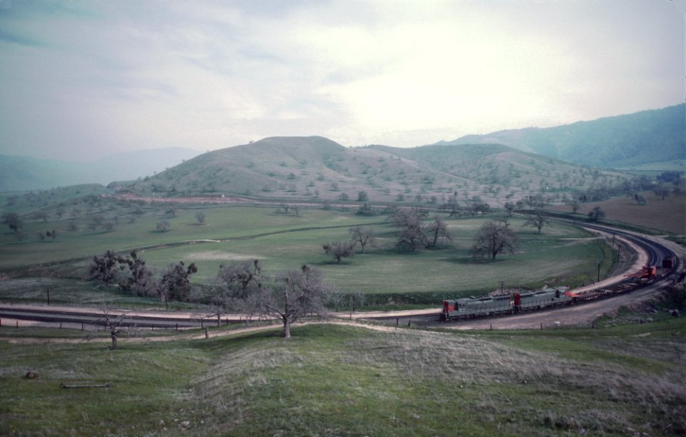 Southern Pacific 4384 in the Tehachapis between Caliente and Bealville, CA in March 1985 (30931245921)