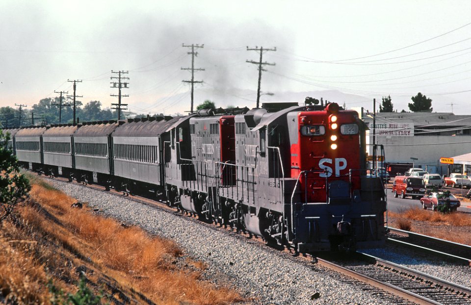 SP 3194 in the first curve west of Belmont, CA with Train 122 in August 1980 (32682699250)