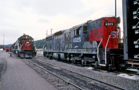 SP 4325 and 8234 at Roseburg, OR on July 30, 1982 (32345835523)