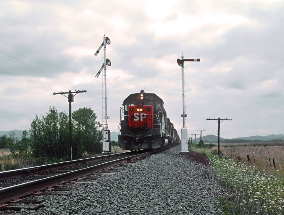SP 7472 eastbound at Semaphore 638.9 at Goshen, OR farthest north blades on January 29, 198711SP 7472 eastbound at Semaphore 638.9 at Goshen, OR farthest north blades on January 29, 1987 (33100386546)