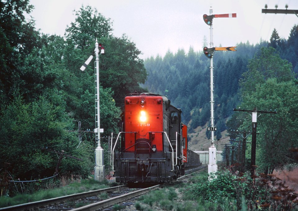 SP 3759 at Semaphore 6179, Comstock, OR. It looks like 3759 is a helper on July 30, 1982. (33142116725)