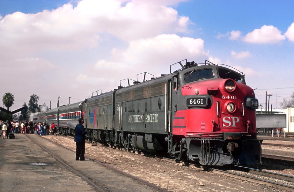 SP 6461 FP7 with an Amtrak San Joaquin at Fresno, CA in April 1974 (32168104253)