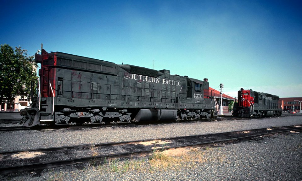 SP 4370 and 4423 at Medford, OR in July 1986 (33196782466)