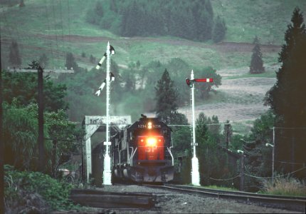 SP 8234 at Semaphore 6089 between Yoncalla and Drain, OR on July 30, 1982 (33100388746)