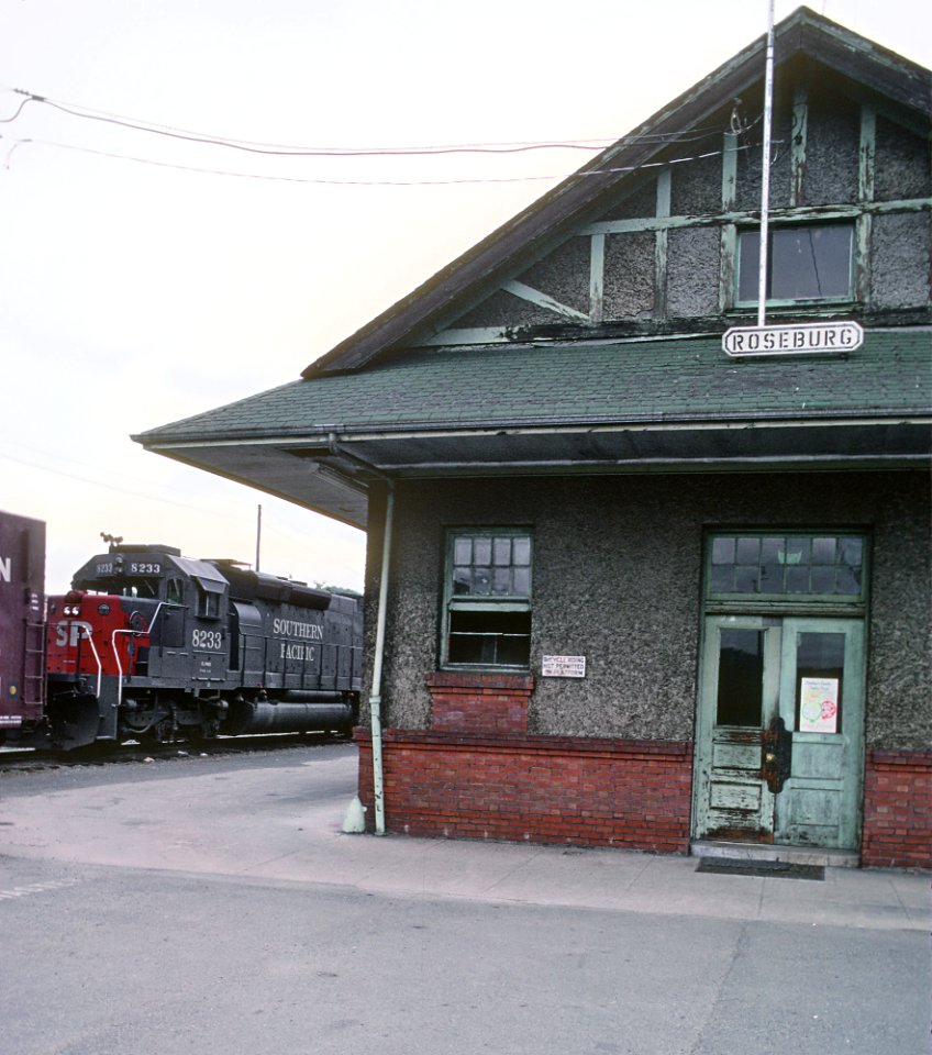 SP 8233 and depot at Roseburg, OR on July 30, 1982 (33033479871)