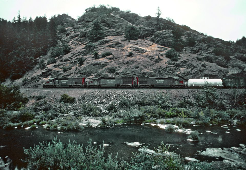 SP 8233, 8502, and 8234 Tunnel Motors in Cow Creek Canyon, OR on July 30, 1982 (33119626126)