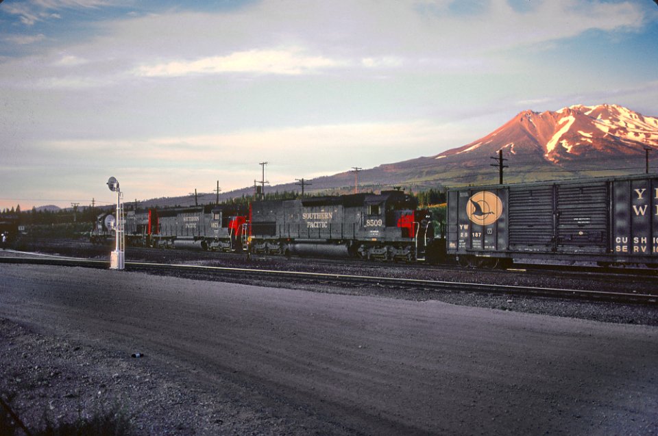 SP 8871 and 8509 at Black Butte, CA in July 1982 (33257575105)