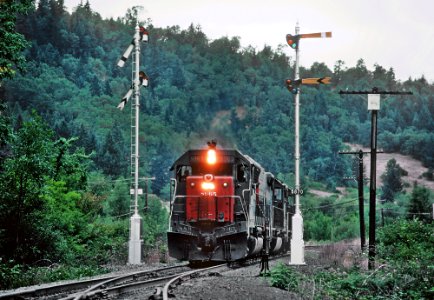 SP 8965 at Semaphore 5870 in Drain, OR on July 30, 1982 (32296314914)