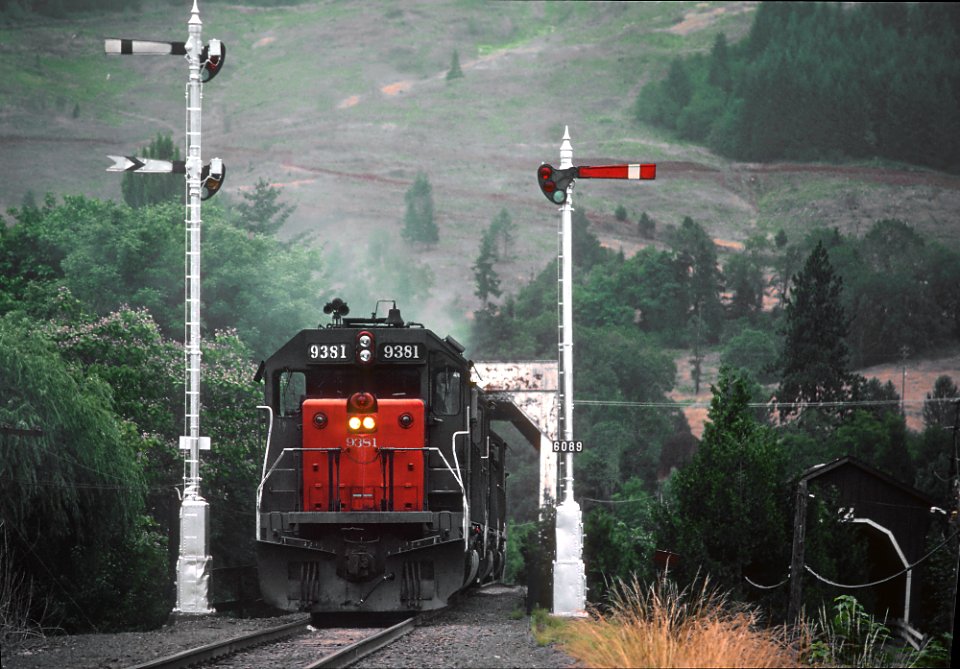 SP helpers 9381 at Semaphore 6089 between Yoncalla and Drain, OR on July 30, 1982 (33100388156) photo