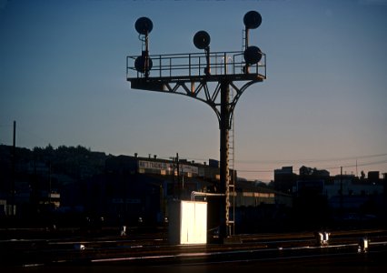 SP signal at about 6th Street in San Francisco, CA in November 1984 (31150238846)