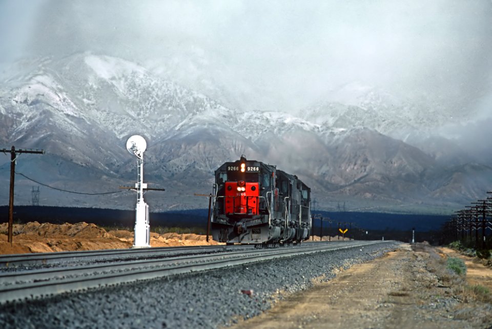 SP 9266 near Mojave, CA in March 1983 (32985230712)