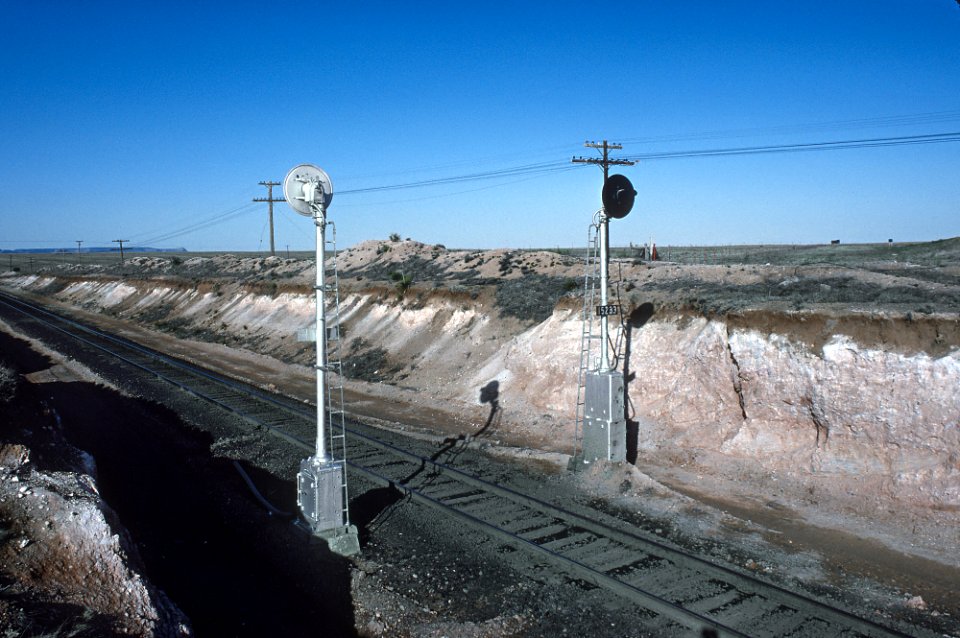 SP signal 15233 just west of Vaughn, NM in April 1983 R12 (33027857825)