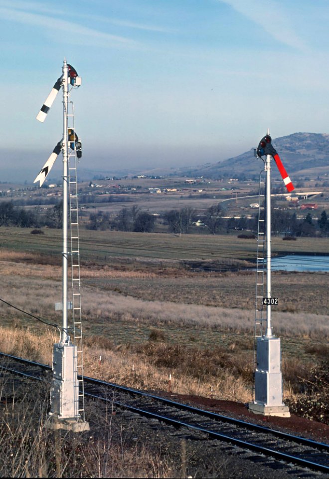 SP Signal 4302 is SP north of Ashland, OR, backside of approach signal to Ashland siding in January 1979 (33081928582)