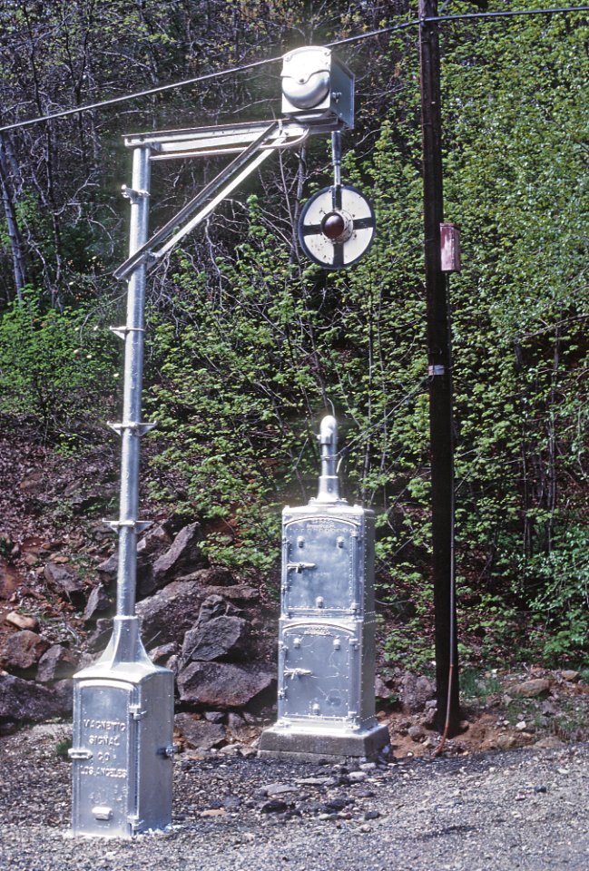 SP Wigwag in Sims, CA in April 1981 (31150234446)