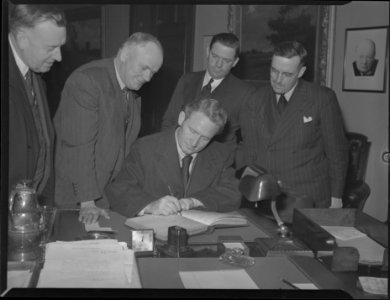 Spencer Tracy signing book at City Hall (28671456341) photo