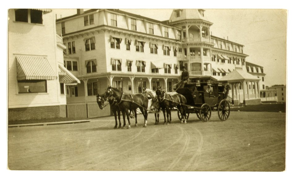 A Talley-Ho coach in front of the Wentworth Hotel, Portsmouth, N.H. LCCN2005680344