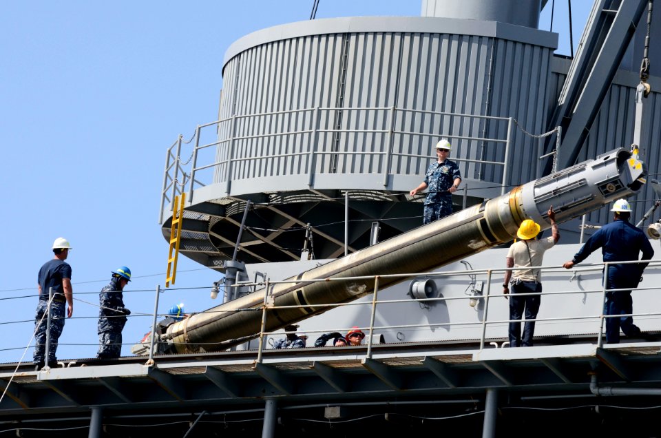 A Tomahawk missile aboard USS Frank Cable. (8203271902)