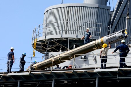 A Tomahawk missile aboard USS Frank Cable. (8203271902)