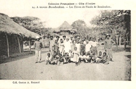 A travers Bondoukou-Les élèves de l'école de Bondoukou (Côte d'Ivoire)