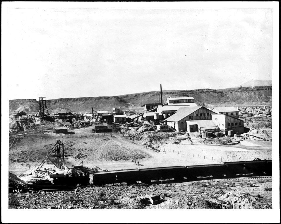 A train in front of a combination mine, Goldfield, Nevada, ca.1905 (CHS-5430)