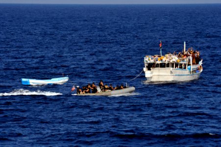 A VBSS team investigates a dhow. (8203269970)