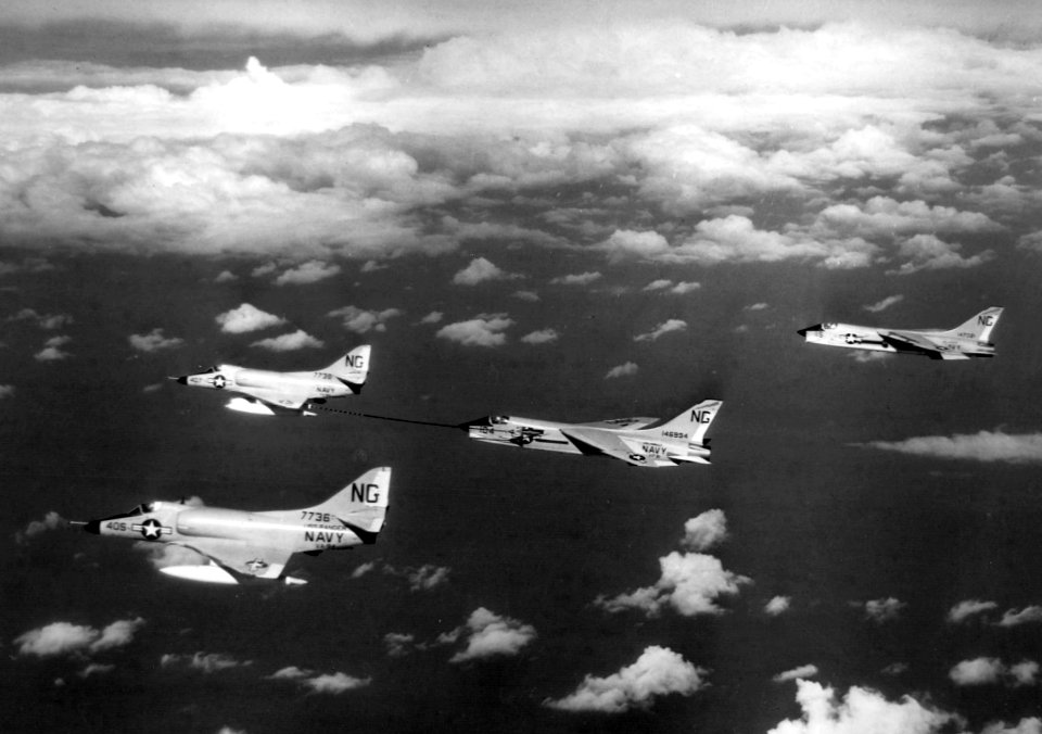 A-4Cs VA-94 refueling F-8Cs VF-91