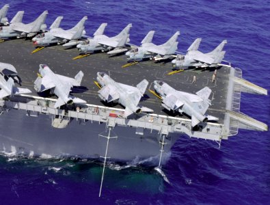 A-7E Corsair IIs of VA-146 and VA-147 parked on the bow of USS Kitty Hawk (CV-63) on 3 December 1985 (6419176)