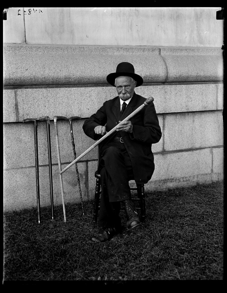 A. Buck of the Soldiers' Home carving the Lord's Prayer on walking canes. He has sold $2000 worth of these canes. Sept. 21, 1922 LCCN2016891687